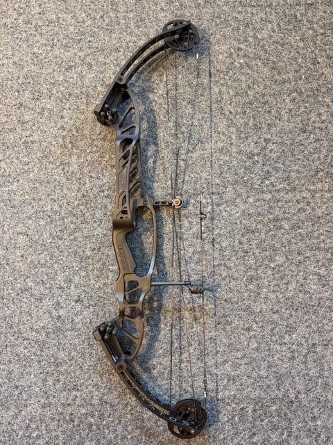 Hoyt Stratos 36 HBT cam RH Black 50-60 pond 24,5-28 inch treklengte